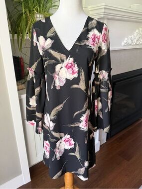 Size 2 White House Black Market Floral V-Neck Bell Sleeve Dress in Black Pink